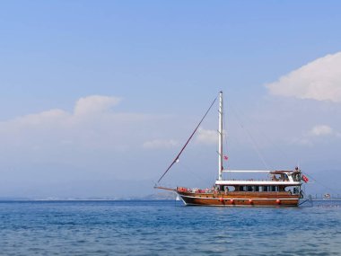Muhteşem deniz ve yüzen yelkenli tekneler