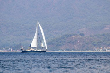 Muhteşem deniz ve yüzen yelkenli tekneler