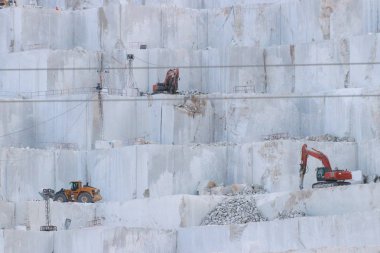 Mermer gibi minerallerin çıkarılması için yeryüzünde bir kazı.