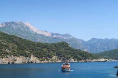 Muhteşem deniz ve yüzen yelkenli tekne