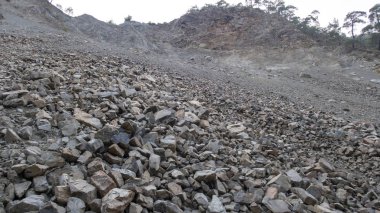 Taş yığını ve dökülen taş