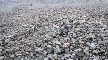 Taş yığını ve dökülen taş