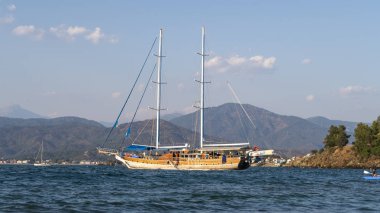 Muhteşem deniz ve yüzen yelkenli tekneler