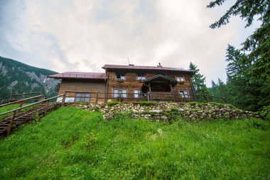 Dağlarda Curmatura ahşap ev. Romanya'da ziyaret etmek için çok güzel bir yer