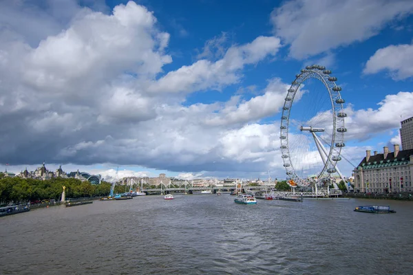 Roda dos olhos de London avistada pelo lado esquerdo do Tamisa — Fotografia de Stock