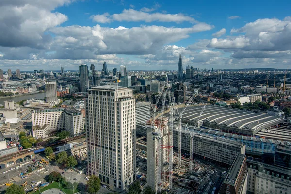 Londons Shard vista aérea de la ciudad durante un día de otoño —  Fotos de Stock