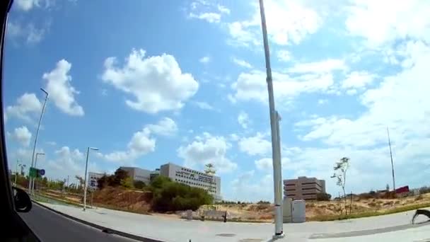 Israel, Ashdod - septiembre de 2018. Filmación mostrando las calles de Ashdod en pleno verano. Disparo desde el coche mientras conducía en las calles durante el día — Vídeo de stock