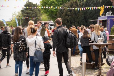 Bükreş, Romanya: 21.04.2019 - Sokak Gıda Kamyonu festivali. Mükemmel bir öğle yemeği için arama bir sokak gıda festivalinde dolaşan insanların yakın