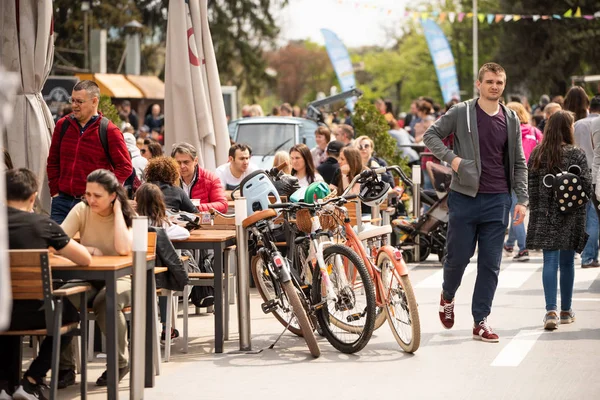 Bükreş, Romanya: 21.04.2019 - Sokak Gıda Kamyonu festivali. Sahipleri öğle yemeği yerken parkta bir gıda sokak festivalinde masa bisikletleri tarafından park