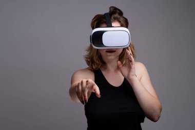 Sarışın kız Vr dişli dokunmadan ve kamera yönünde bir parmak işaret