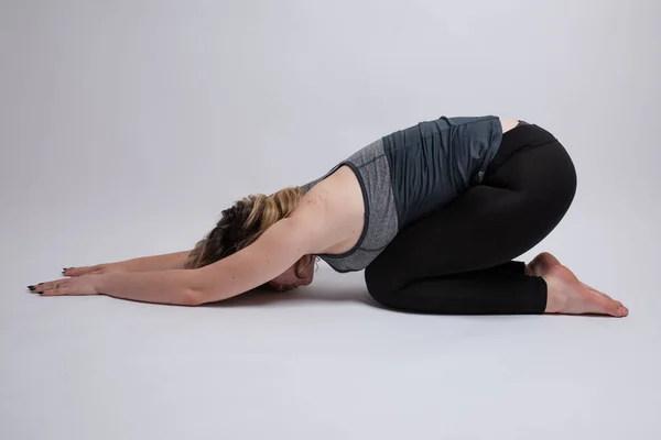 Ardha Kurmasana Media Tortuga pose de yoga realizada por una mujer —  Fotos de Stock