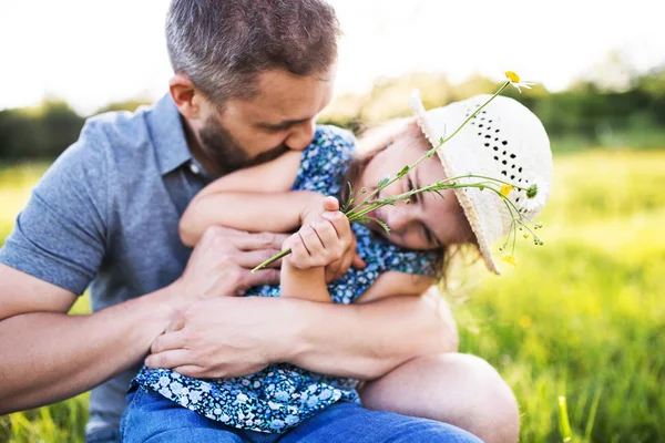 Père avec une petite fille s'amuser dans la nature printanière . — Photo