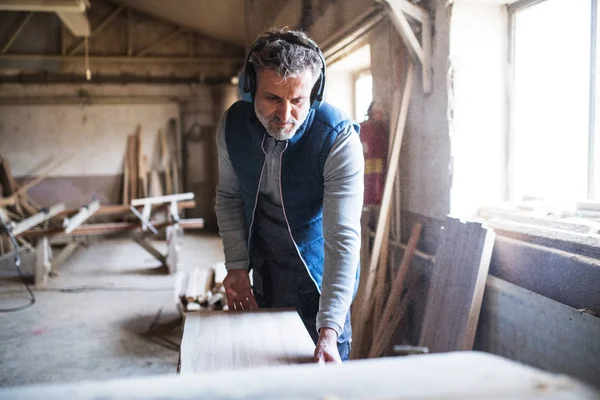 Un operaio della falegnameria che lavora con il legno . — Foto Stock