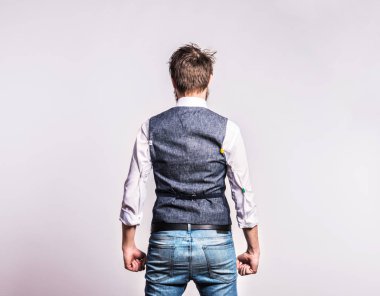 Bir stüdyoda bir genç hippi erkek portresi. Kopya alanı.