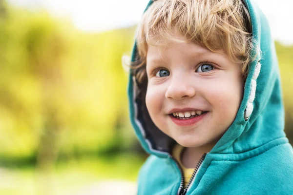 Um menino criança feliz lá fora na natureza primavera. Fechar . — Fotografia de Stock
