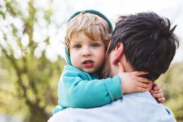 Padre Irreconocible Con Hijo Pequeño Afuera Verde Naturaleza Soleada Primavera — Foto de Stock