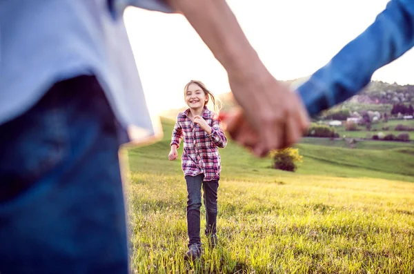 Ένα μικρό κορίτσι με τους παππούδες της ανώτερος διασκεδάζοντας έξω στη φύση. — Φωτογραφία Αρχείου