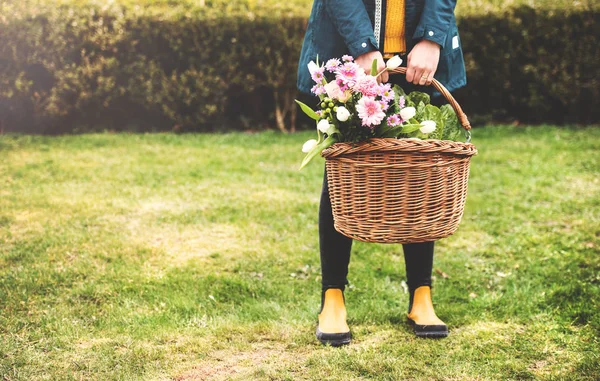 Jambes Femme Méconnaissable Tenant Panier Avec Des Fleurs Dans Parc — Photo