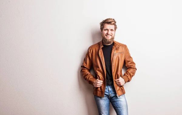 Portrait of a young hipster man in a studio. Copy space. — Stock Photo, Image