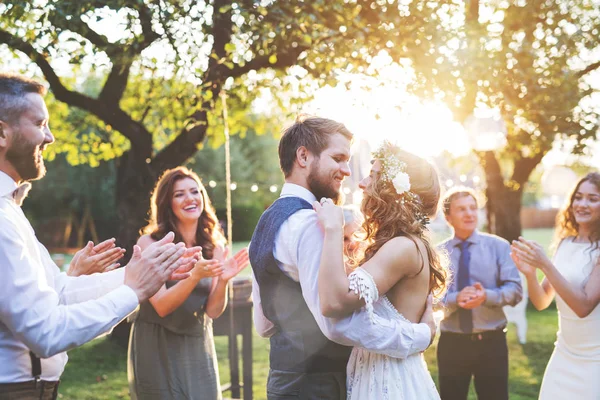 Bruid en bruidegom dansen op bruiloft receptie buiten in de achtertuin. — Stockfoto