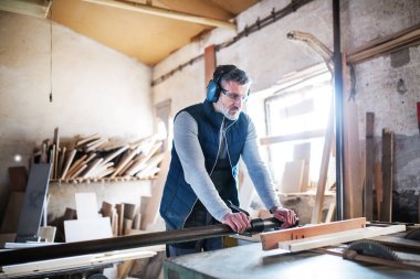 Ahşap ile bir adam işçisi doğrama atölyesinde.