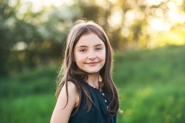 Küçük bir kız dışında doğada ayakta.