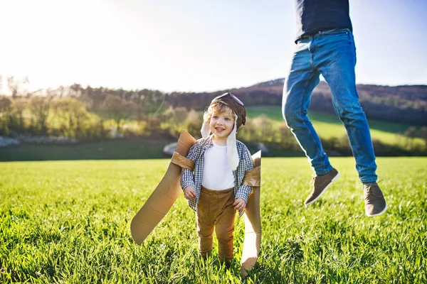 Šťastný chlapec chlapce hrát venku s otcem v jarní přírodě. — Stock fotografie
