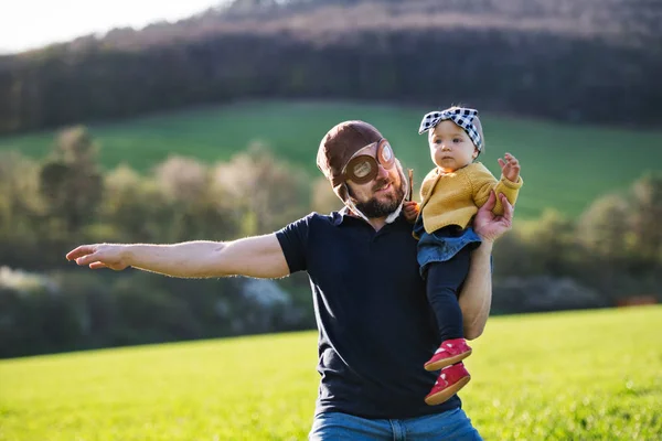 봄 자연에서 밖에 서 그의 유아 딸과 아버지. — 스톡 사진