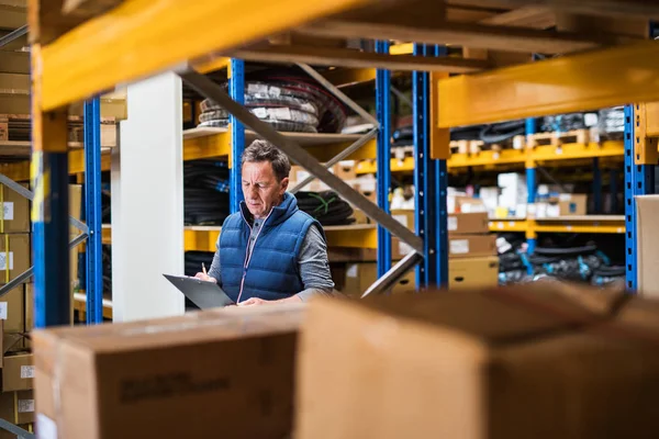 Porträt eines älteren männlichen Lagerarbeiters oder eines Vorgesetzten. — Stockfoto