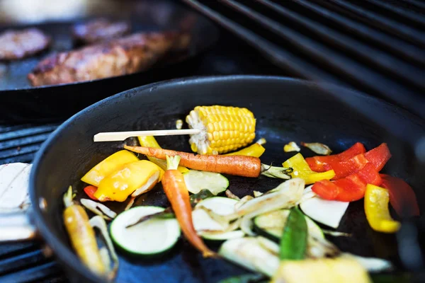 Grönsaker på grillen. Garden party utanför i trädgården. — Stockfoto