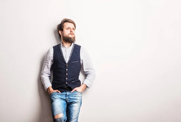 Retrato de un joven hipster en un estudio. Copiar espacio . — Foto de Stock