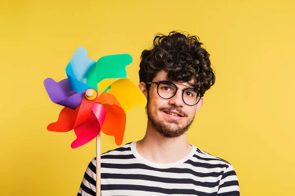 Retrato Estudio Joven Guapo Sobre Fondo Amarillo Chico Con Una —  Fotos de Stock