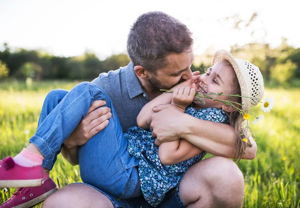 Otec s malou dcerou baví v jarní přírodě. — Stock fotografie