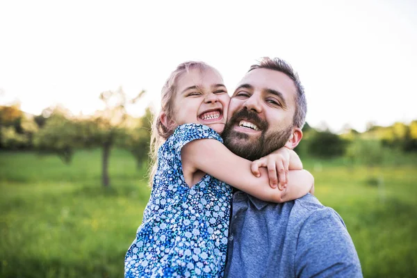 Vater mit kleiner Tochter hat Spaß in der frühlingshaften Natur und macht Selfie. — Stockfoto