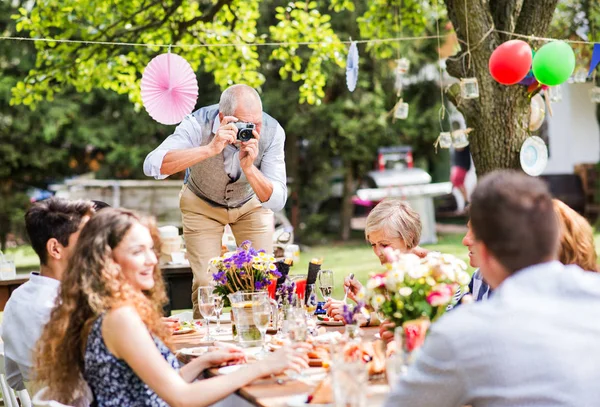 Fête de famille ou garden party dans la cour . — Photo