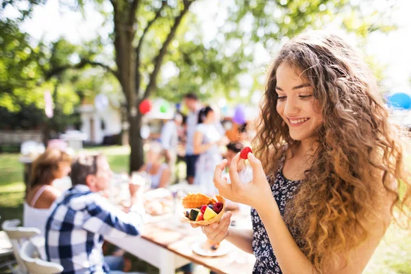 Familiefeest of een Tuinfeestje buiten in de achtertuin. — Stockfoto