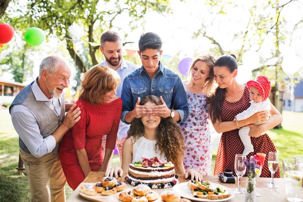 Festeggiamenti in famiglia o una festa in giardino fuori nel cortile . — Foto Stock