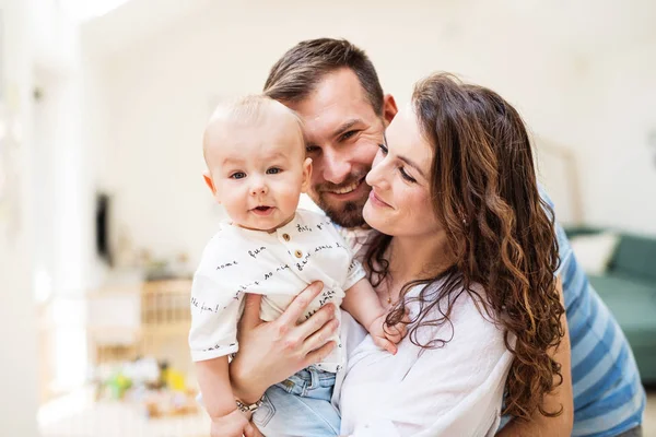 Retrato Jovem Família Com Menino Casa Posando Para Foto — Fotografia de Stock