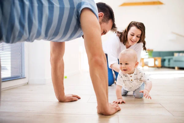 Jong gezin met een jongetje thuis, plezier. — Stockfoto