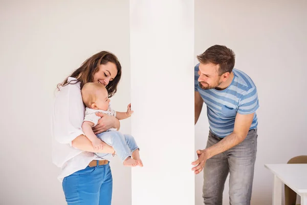 Junge Familie mit einem kleinen Jungen zu Hause, der Spaß hat. — Stockfoto