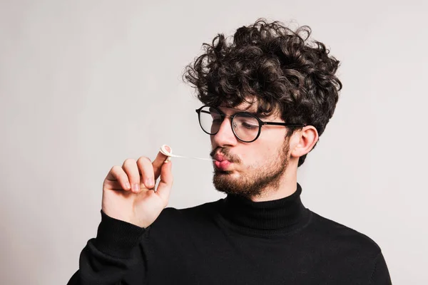 Jonge man in een studio, trekken een kauwgom. — Stockfoto