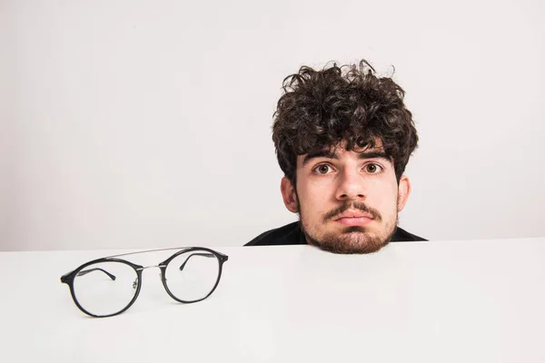 Hoofd van een jonge man en de brillen in een studio. — Stockfoto