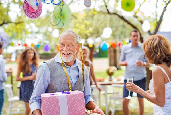 Fête de famille ou garden party dans la cour . — Photo