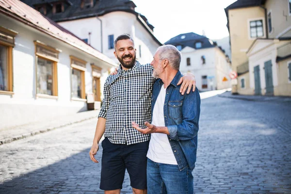 Un hijo hipster adulto con padre mayor en un paseo por la ciudad . —  Fotos de Stock