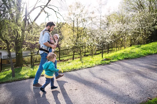 一个父亲与他的蹒跚学步的孩子在外面的春天散步. — 图库照片