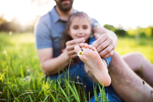 Padre Irreconocible Con Una Pequeña Hija Divirtiéndose Naturaleza Soleada Primavera — Foto de Stock