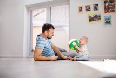 Genç Baba ile bir mutsuz Bebek oğlum evde oynarken.