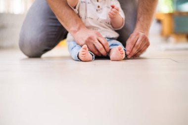 Tanınmayan babası ile evde bir bebek evlat. Kopya alanı.