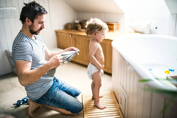 お風呂の準備を自宅で幼児子供と父親. — ストック写真