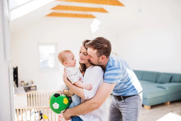 年轻的家庭与一个男婴在家里, 站在. — 图库照片